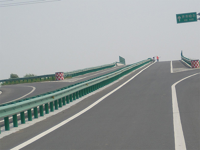 南京高速公路护栏的材质与规格