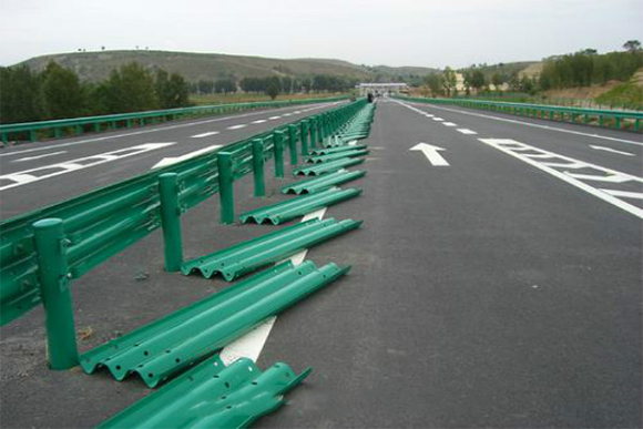 南京波形护栏的维护与管理确保道路安全的关键步骤